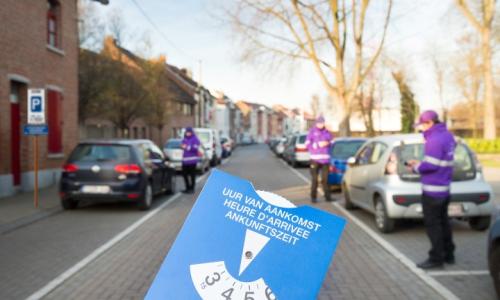 Sint-Pieters-Leeuw schort tijdelijk de controles in blauwe zone op, maar controle op parkeerovertredingen, sluikstorten … blijft