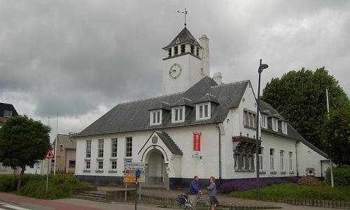 Poelcafe in oud gemeentehuis Vlezenbeek